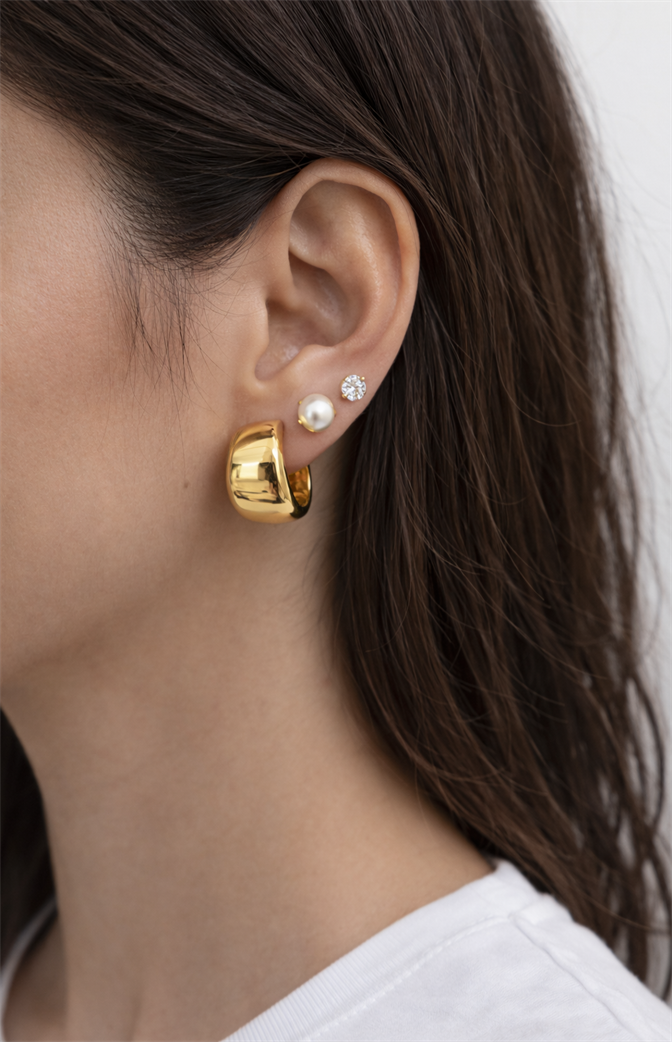 Kit 3 Pares de Brincos Femininos Dourados – Argola Larga Metalizada, Pérola Clássica e Ponto de Luz