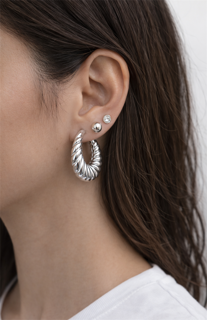 Kit de Brincos Prateados com Argola Torcida, Esfera e Ponto de Luz