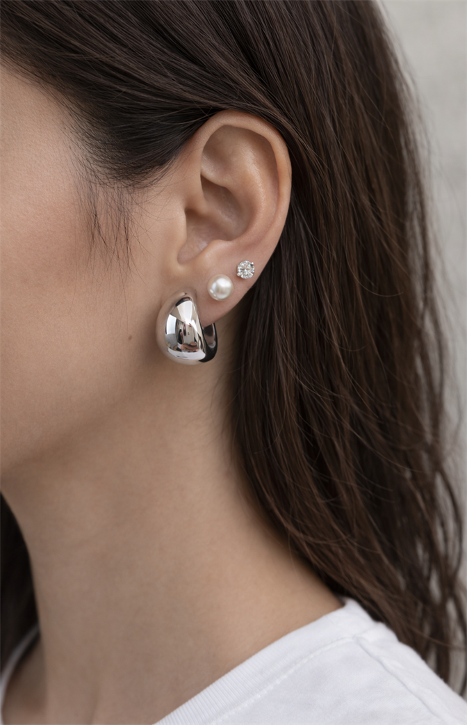 Kit 3 Pares de Brincos Femininos – Argola Metalizada, Pérola Clássica e Ponto de Luz Cristal