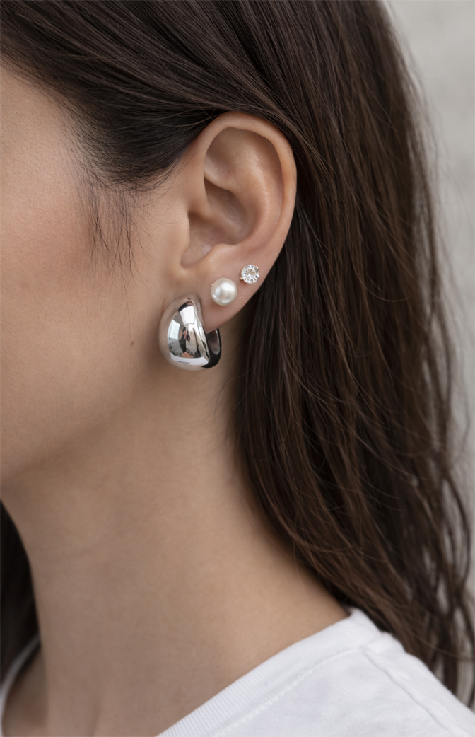 Kit 3 Pares de Brincos Femininos Prateados – Argola Larga Metalizada, Pérola Clássica e Ponto de Luz Cristal