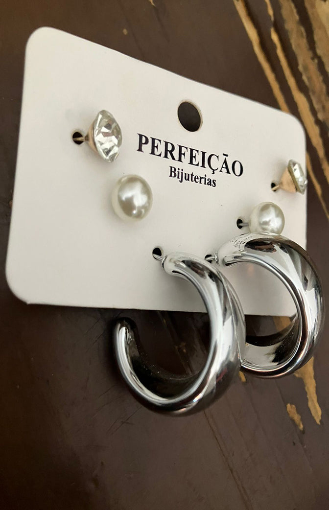 Kit 3 Pares de Brincos Femininos – Argola Metalizada, Pérola Clássica e Ponto de Luz Cristal