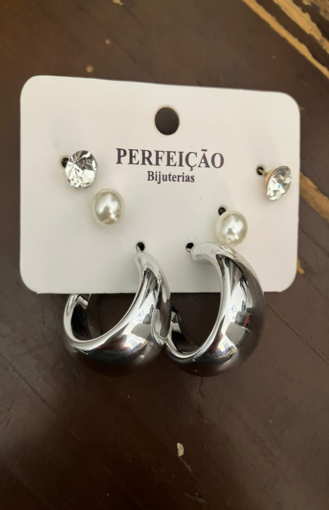 Kit 3 Pares de Brincos Femininos – Argola Metalizada, Pérola Clássica e Ponto de Luz Cristal